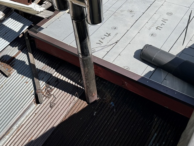 戸建て住宅屋根カバー工事のケラバへの水切り役物取り付け状況