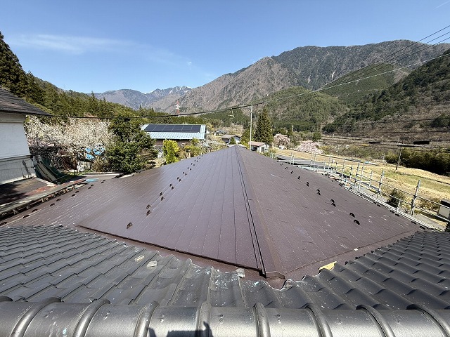 ガルバリウム鋼板を用いた屋根カバー工事の完了状況