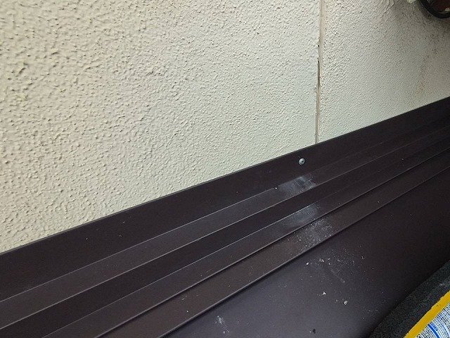 住宅下屋根カバー工事の雨押え板金設置が完了