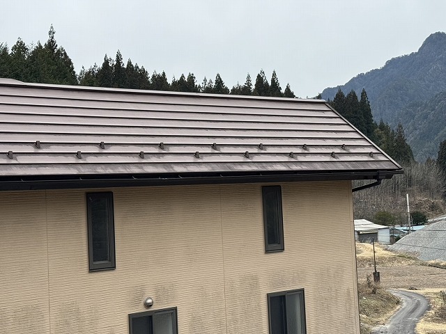 招き屋根住宅の金属屋根に色あせや塗膜剥がれを確認した無料点検