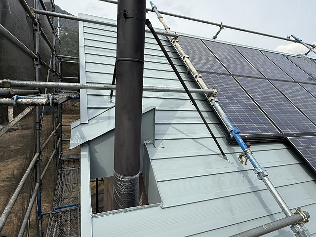 太陽光パネルが設置されている金属屋根に対する塗装工事が完成