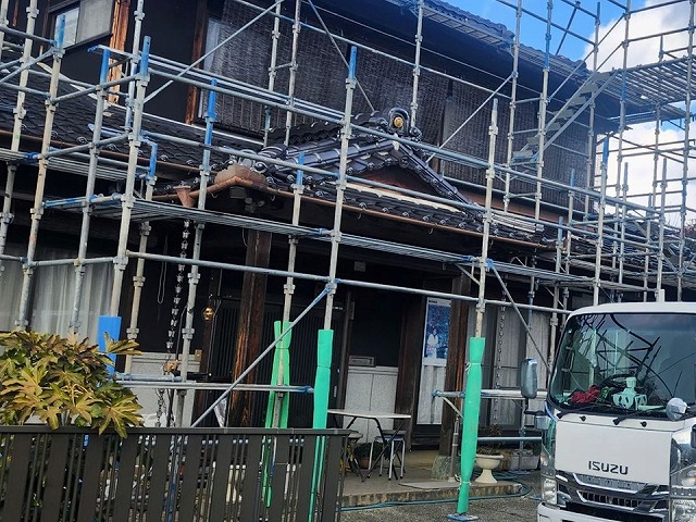 屋根葺き替工事の足場設置と玄関前支柱に対するクッション養生