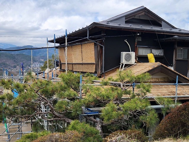 屋根葺き替えリフォームの下屋根部瓦降ろしの施工状況