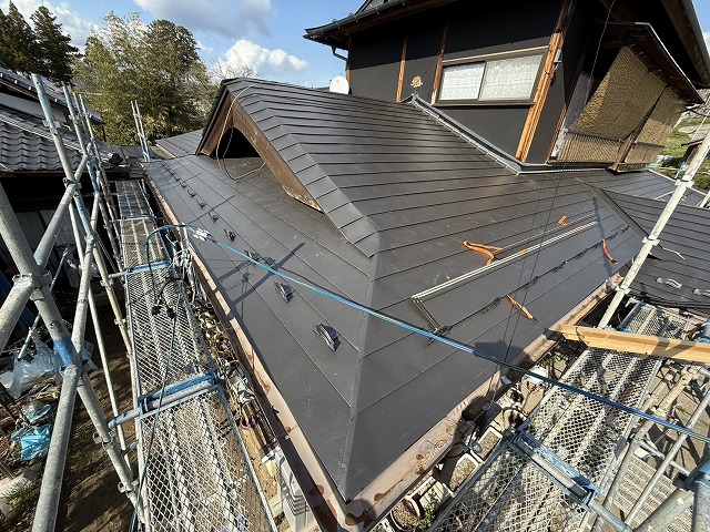 屋根葺き替え工事のSGL鋼板屋根本体葺きが完了