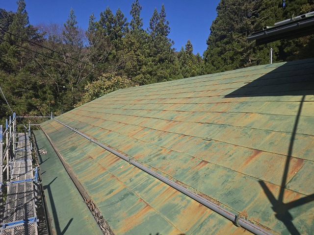 屋根カバー工事を行う住宅の足場設置後の状況