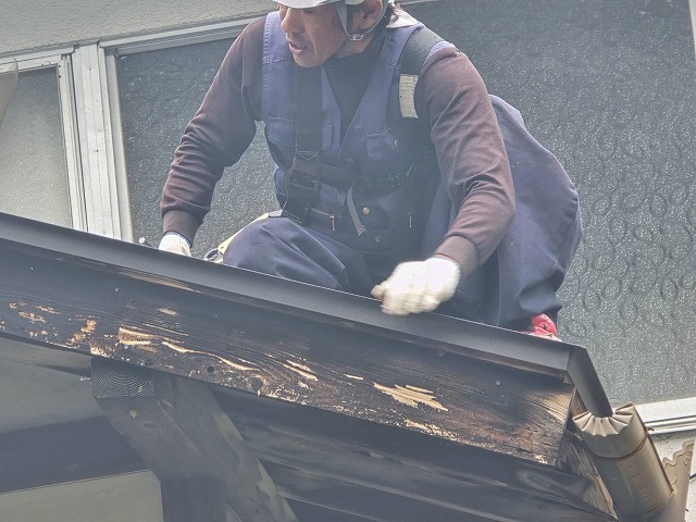 屋根葺き替え工事でケラバからの雨水侵入を防ぐケラバ板金の取り付け