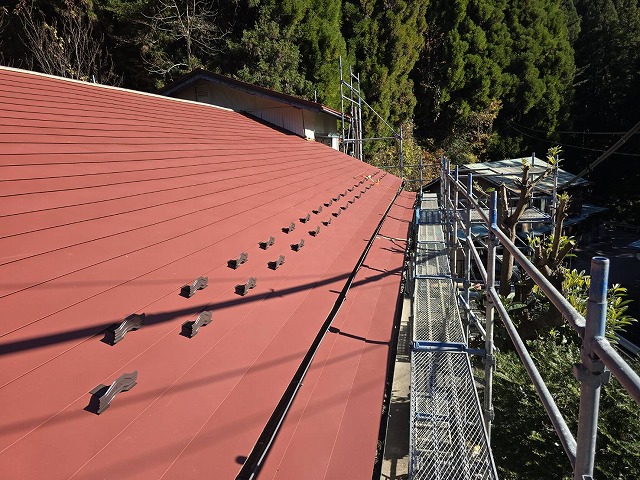 住宅屋根カバー工事のガルバリウム鋼板屋根本体施工が完了