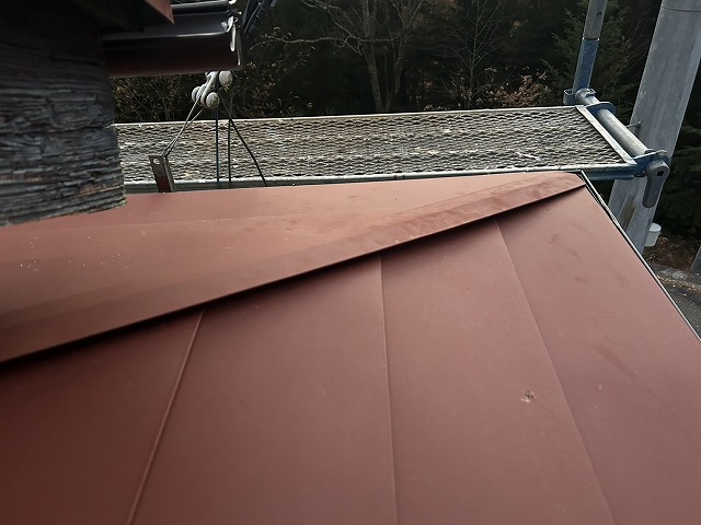 住宅屋根カバー工の下屋根への棟板金設置が完了した状況