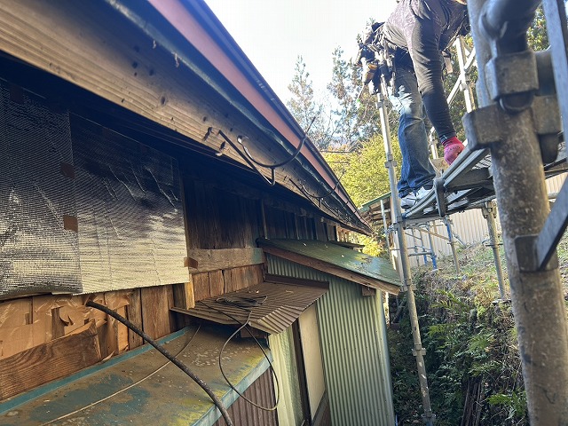 住宅雨樋交換工事の既存軒樋の取り外しが完了した状況