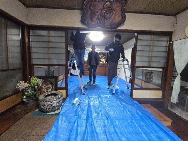 住宅建物メンテナンスの和室天井張り替えのためのブルーシート養生