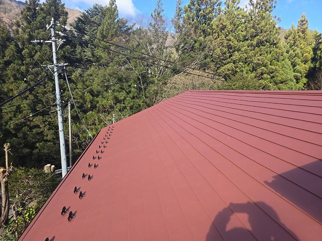 老朽化が進んだ住宅で行ったガルバリウム鋼板屋根によるカバー工事の完成仕上がり