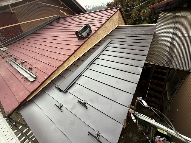 SGL鋼板屋根の張り施工と並行して雪止め金具を取り付けてた様子