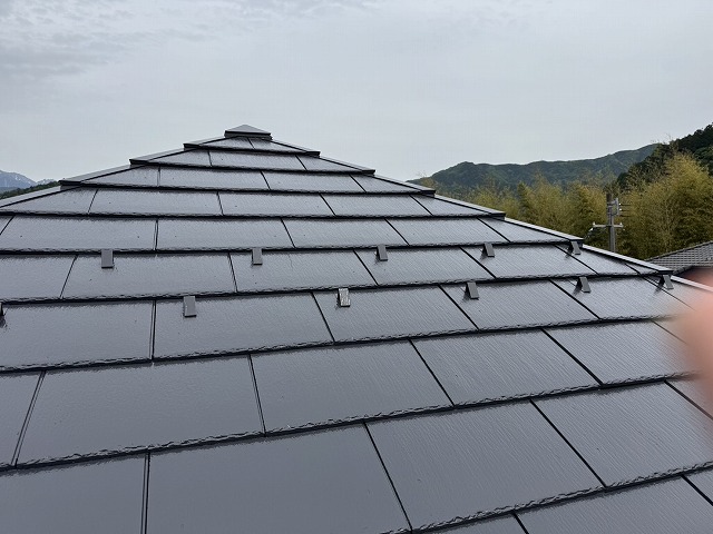 スレート屋根塗装工事の中塗り工程が完了した状況