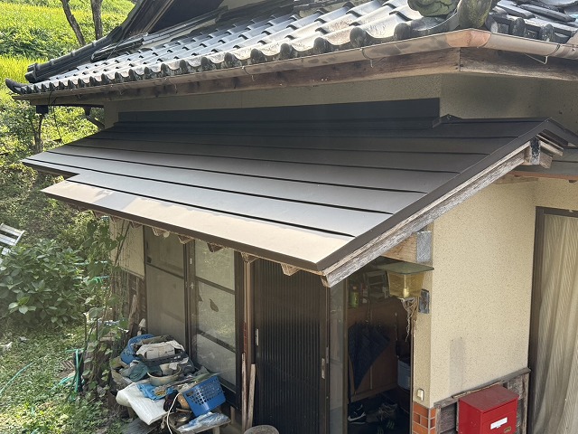 SGL鋼板屋根を用いた玄関屋根のカバー工事が完成した状態