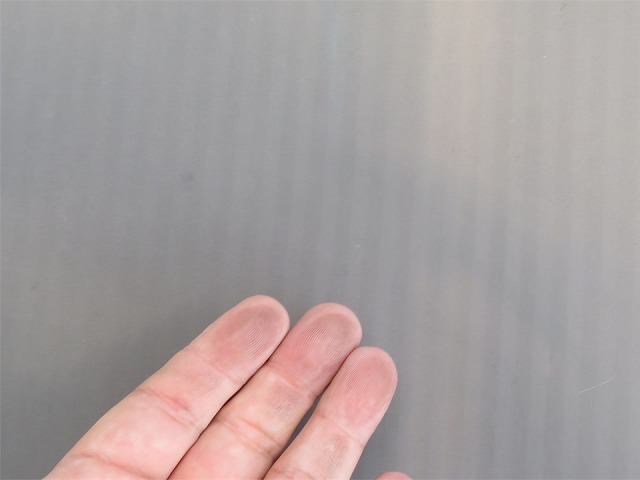 築40年の住宅で金属屋根のチョーキングを確認した現場調査