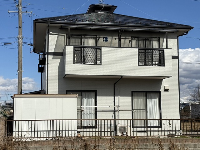外壁塗り替え工事でスタイリッシュな仕上がりとなった住宅の外観