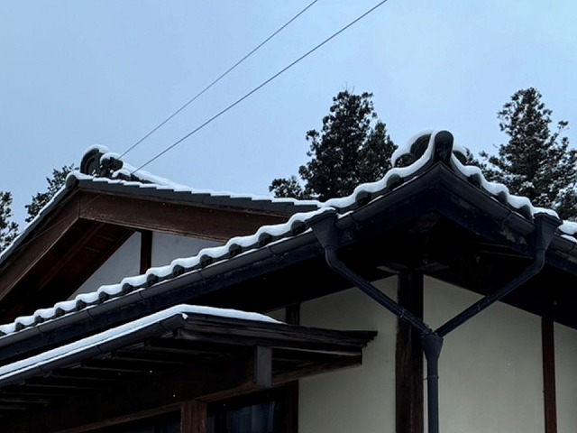 積雪の影響で変形や歪みなどが生じていた平屋住宅の雨樋