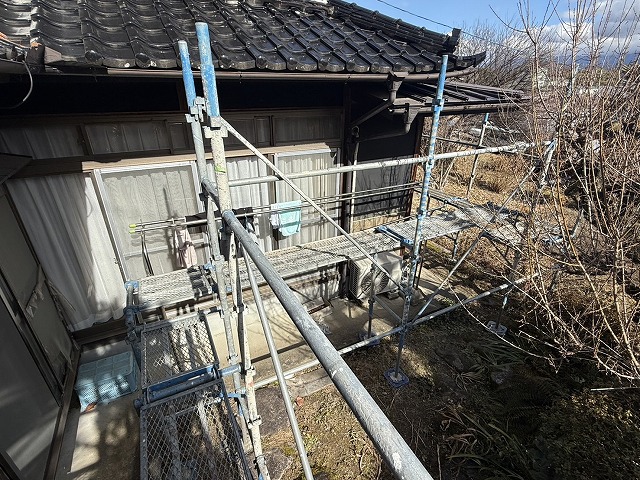 雨樋交換工事を行う平屋住宅の外観