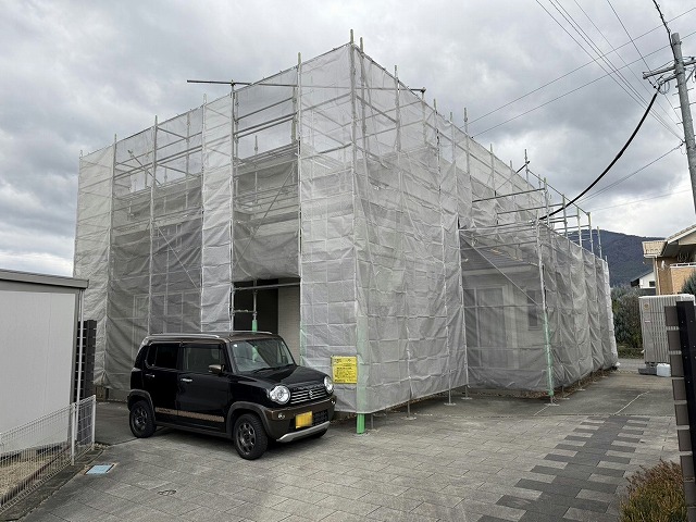 住宅のスレート屋根に対して行う塗装工事の足場メッシュシート張り