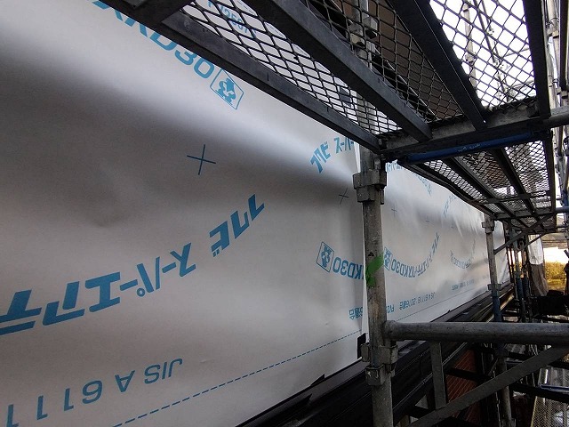 養生シートで外壁を保護しながら作業環境を整備