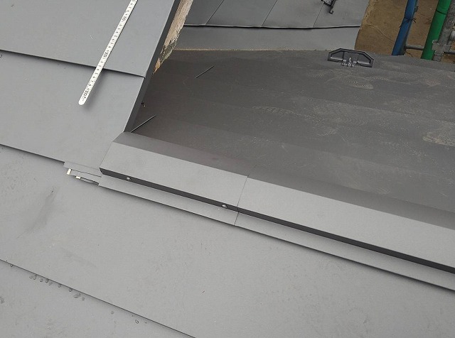 駒ヶ根市周辺のみなさまへ　横葺きが完了し、仕上げの棟板金や雨押えの施工を行いました