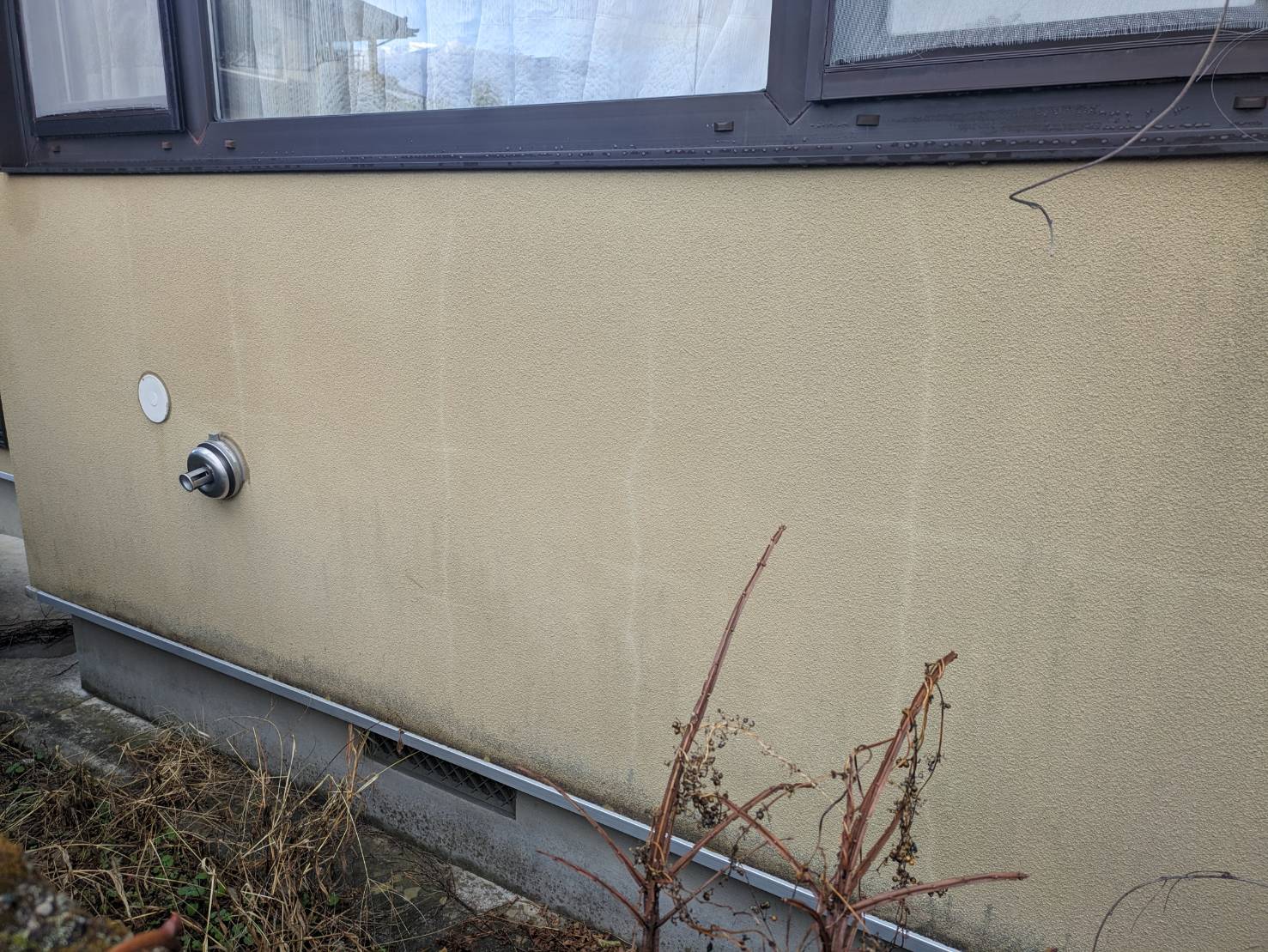 上伊那郡西箕輪にて和風住宅の外壁屋根塗装工事　足場作業と洗浄作業を行いました。