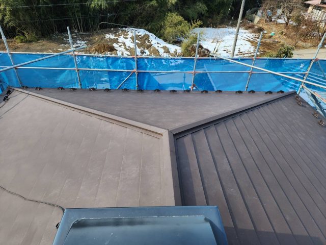 阿智村　パナホームの色褪せ、ひび割れのある屋根にカバー工法を施工しています