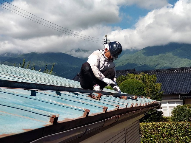 長野県伊那市　倉庫のトタン屋根塗装工事　ケレンと下塗り作業
