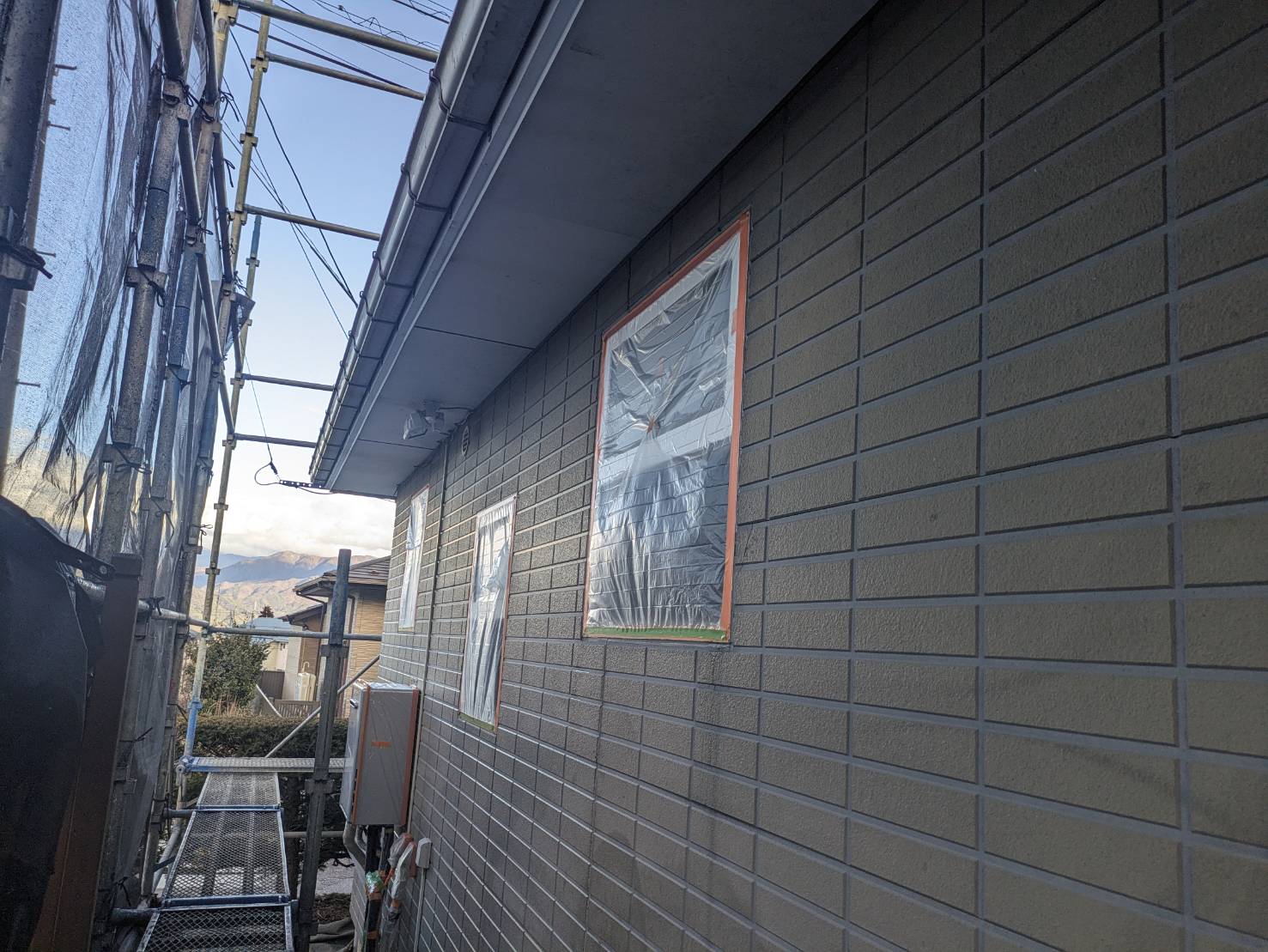 長野県駒ケ根市赤穂　コーキング交換作業と外壁下塗り作業を行いました。