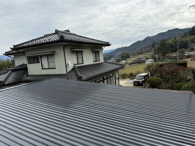 倉庫折板屋根塗装メンテナンスの2回の重ね塗り後の状況