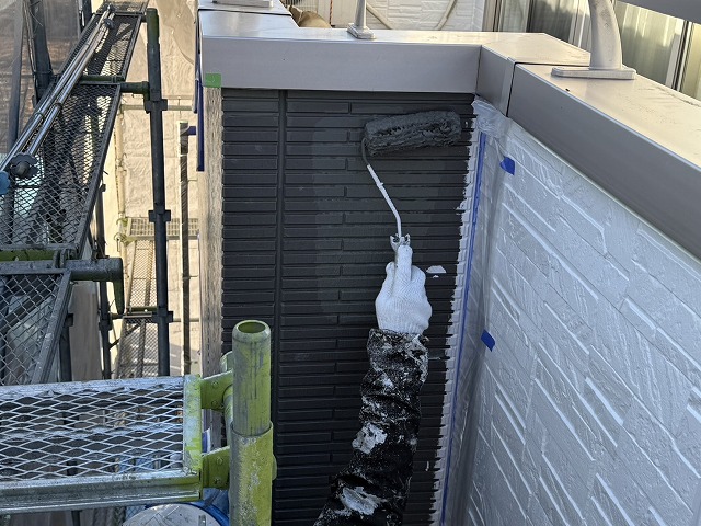 ツートンカラーの外壁への塗装工事で色を塗り分けて塗装