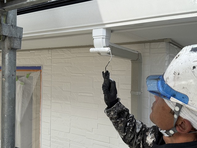 長期的な建物保護機能を確保するための雨樋に対する塗り替え工程