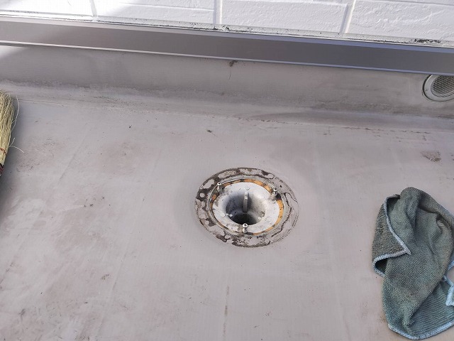 ベランダ防水工事の排水口まわりへの洗浄