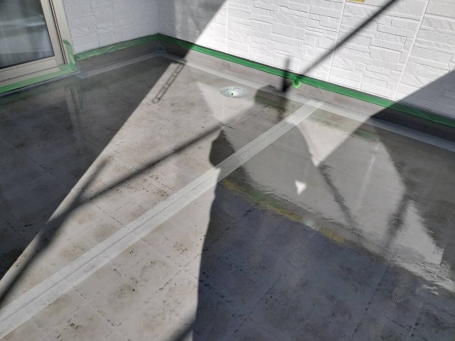 ベランダウレタン塗膜防水工事のシート防水継ぎ目部分へのメッシュテープ補強