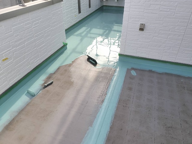 ウレタン塗膜防水工事でローラーやコテを使って防水材を塗布