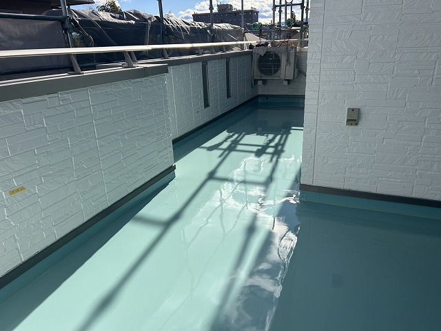 ウレタン塗膜防水工事の防水材塗布により継ぎ目のない防水層を形成