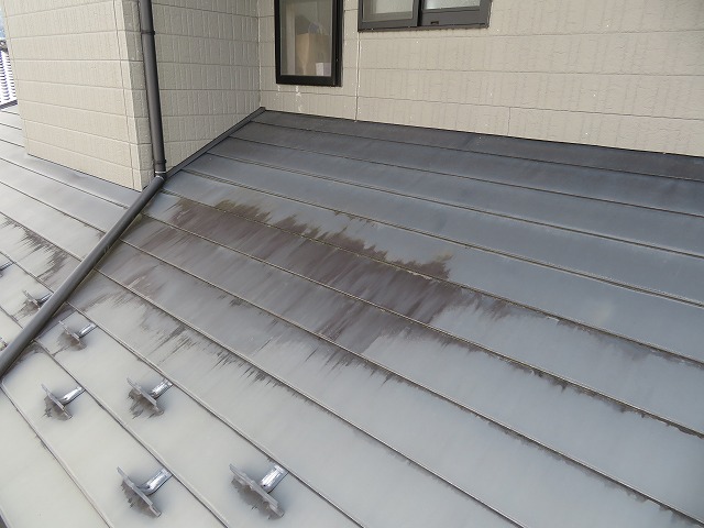 住宅の無料点検で金属屋根のサビを確認
