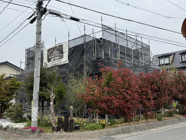 金属屋根塗装工事のための足場設置完了状況