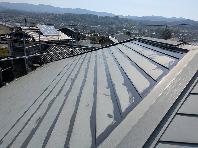 金属屋根塗装工事の「シャネツトップワンSi-JY」によるダメ込みが完了