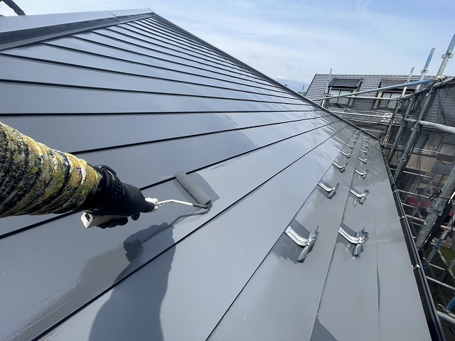 金属屋根塗装工事の「シャネツトップワンSi-JY」による2回目塗布状況