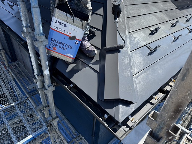 「シャネツトップワンSi-JY」を用いた金属屋根塗装工事の下屋根棟板金への塗装