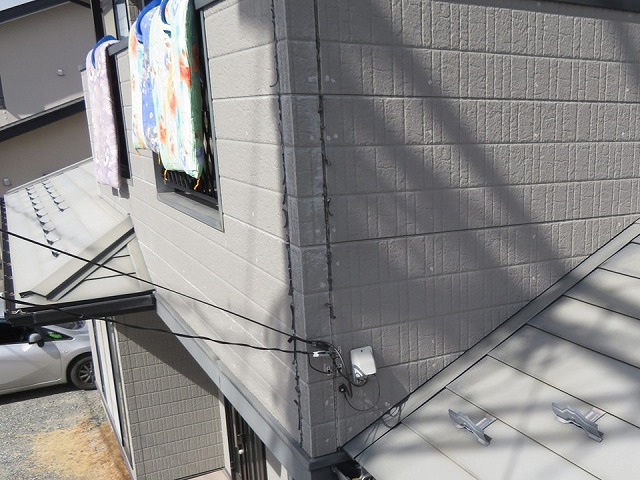 住宅の外壁調査で補修で増し打ちしていたコーキングの剥がれを確認