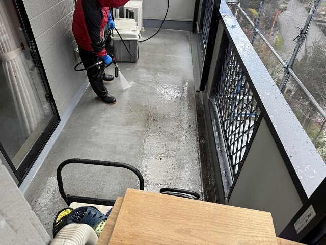 外壁塗装工事のベランダ防水に対する高圧洗浄