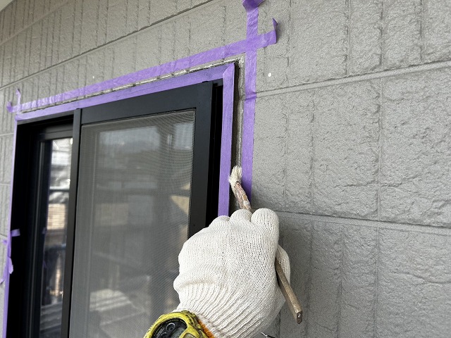 コーキング打ち替え工事のプライマー塗布