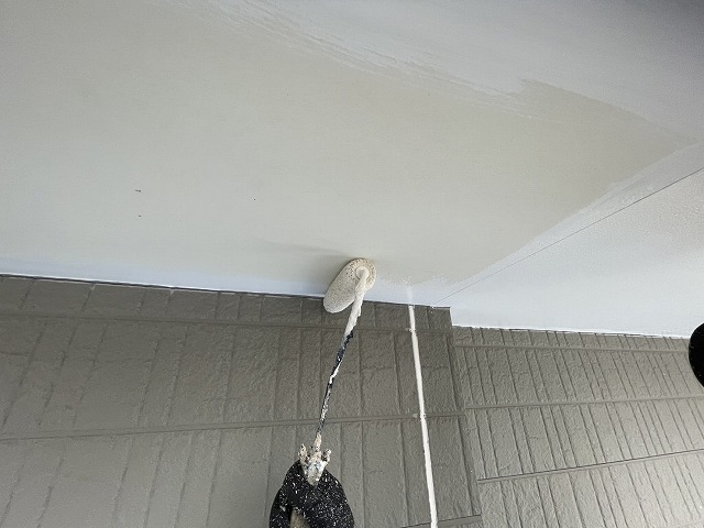 住宅外壁塗装工事の防カビ剤を添加した塗料を用いた軒天塗装