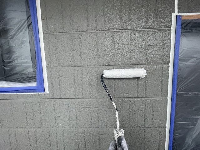 サイディング外壁塗装工事3回塗り工程の下塗り