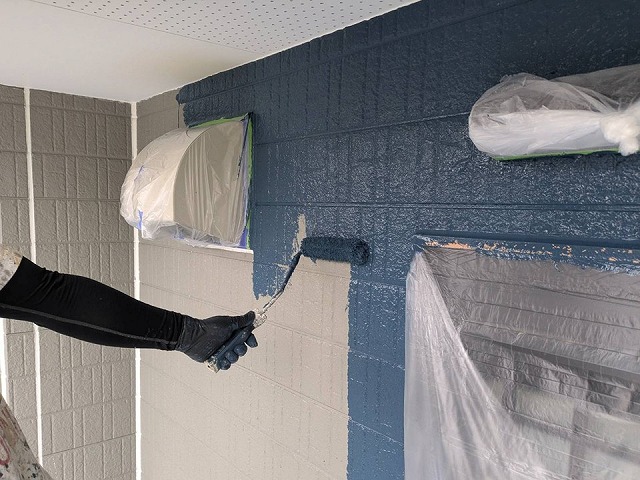 サイディング外壁塗装工事の規定塗布量を守って行う中塗り