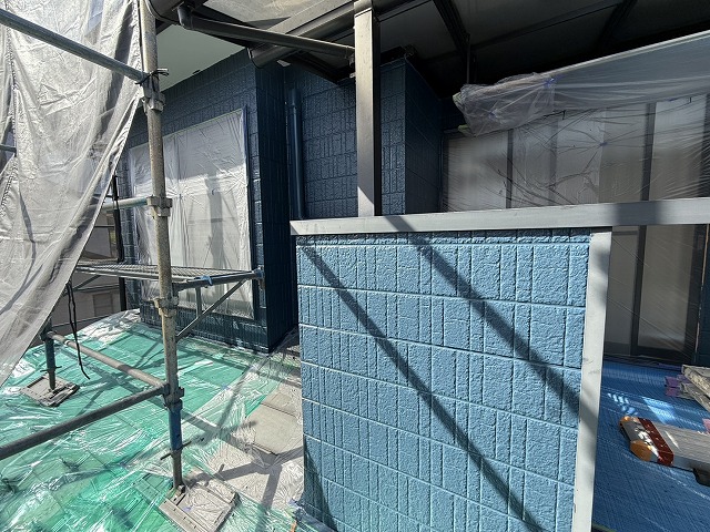 サイディング外壁塗装工事3回塗り工程の上塗り