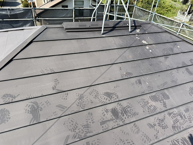 塗装工事の高圧洗浄後に乾燥させた金属屋根