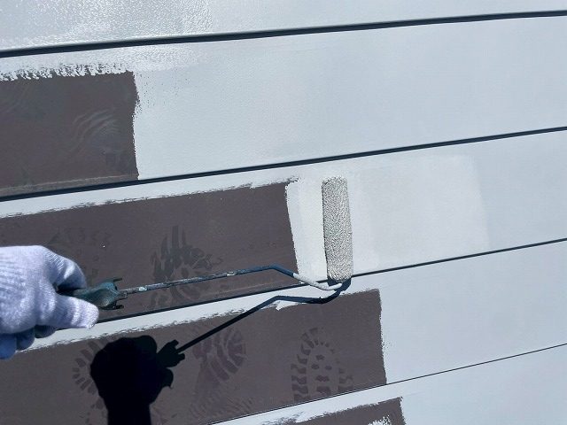 金属屋根塗装工事のサビ止め塗料によるローラー下塗り